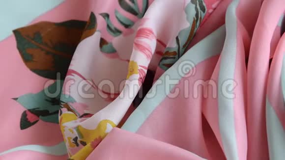 新鲜的彩色折叠布传统植物织物的作物景观视频的预览图