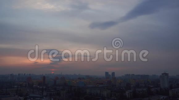 基辅城市景观在戏剧性的日落与惊人的云景乌克兰视频的预览图