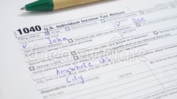 国税局1040美国税单和绿笔视频的预览图