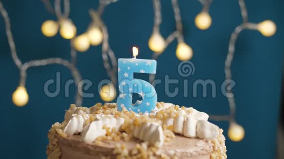 生日蛋糕蓝色背景上有5支蜡烛蜡烛吹灭了慢动作和特写视频的预览图