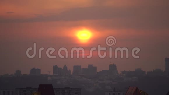 日落时与太阳合拢时城市对抗戏剧性天空的剪影视频的预览图