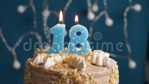 生日蛋糕蓝色背景上有18个数字蜡烛蜡烛吹灭了慢动作和特写视频的预览图