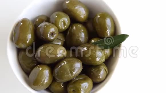 绿色橄榄和橄榄油健康饮食成分视频的预览图