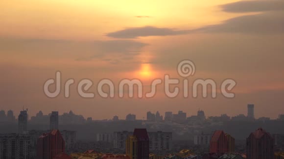 在基辅夕阳西下城市景观与戏剧性的天空对抗视频的预览图