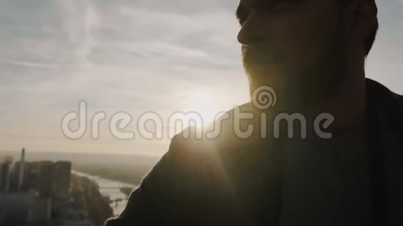 超级特写照片年轻快乐微笑的白人男子在埃菲尔铁塔巴黎日落天空全景慢动作视频的预览图