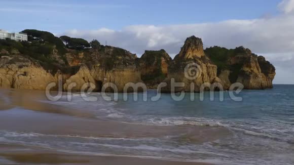 葡萄牙阿尔加维有海洋的普拉亚多阿尔沃海滩视频的预览图