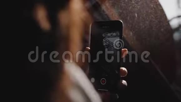 近距离后景女性手工制作智能手机视频在玻璃旅游电梯内移动巴黎埃菲尔铁塔视频的预览图