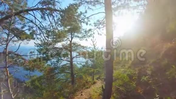 在阳光明媚的日子里沿着陡峭的高岸散步POV视频的预览图