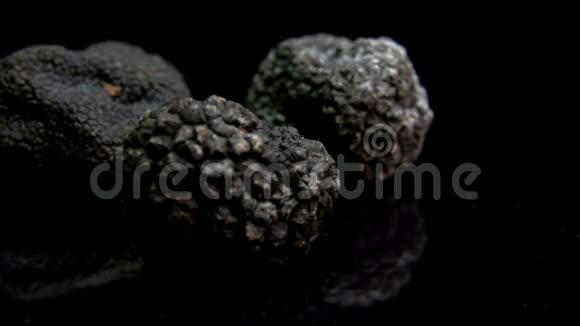 黑色背景罕见的黑松露蘑菇视频的预览图