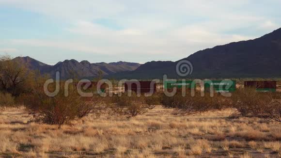 美国阿里佐纳2019年11月30日亚利桑那州沙漠日落时黄色的干草火车在凤凰城附近视频的预览图