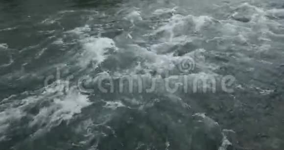 强烈的水流在山河特写视频的预览图