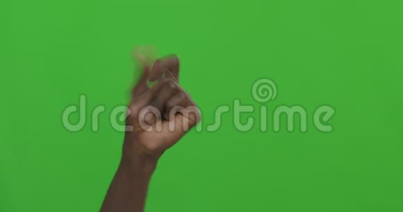 一个人用手指拍着彩色钥匙背景视频的预览图