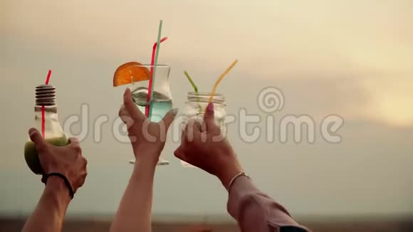 人们举起双手与夏季城市鸡尾酒高高的天空视频的预览图