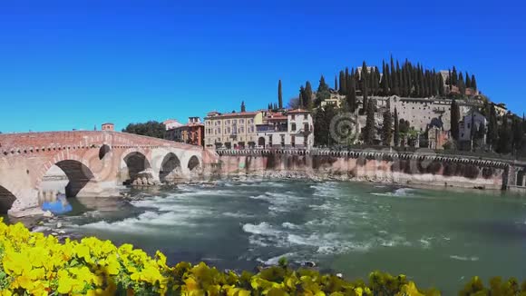意大利维罗纳的庞特皮埃特拉石桥穿过阿迪格河视频的预览图