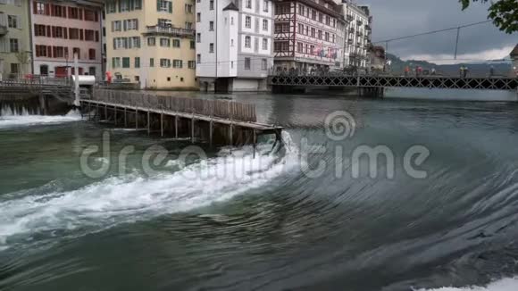 位于瑞士鲁斯河上卢塞恩老城区中心的旧大坝纳德尔维尔视频的预览图
