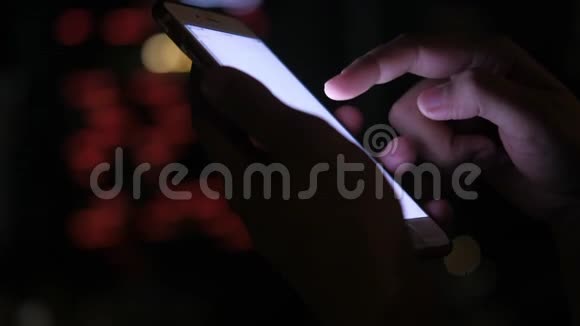 晚上用智能手机接近女性视频的预览图