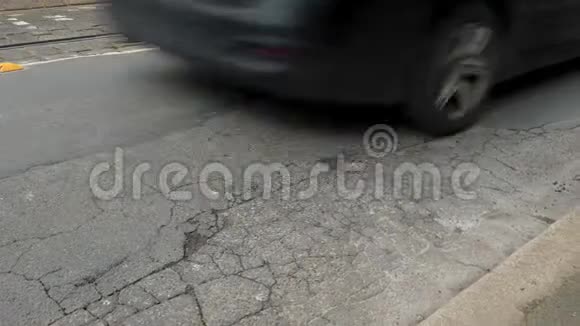 街上的坑过往的汽车和卡车视频的预览图
