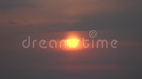 鸟儿在太阳的背景下飞翔在戏剧性的日落中天空乌云密布视频的预览图