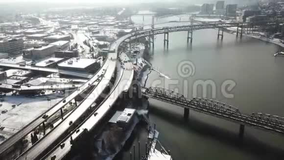 雪落后阳光下桥上和高速公路上繁忙交通的一段时间间隔镜头视频的预览图