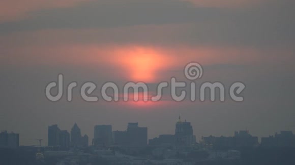 在基辅日落时城市景观与戏剧性的雾天对抗视频的预览图