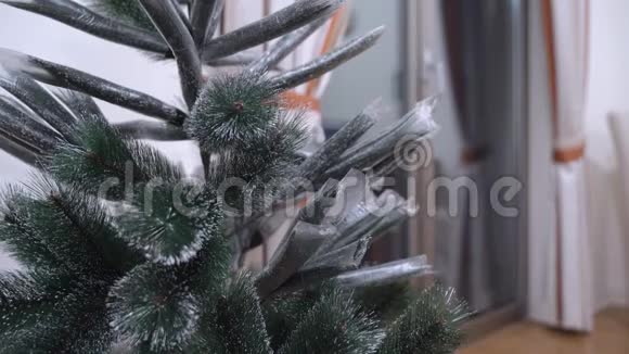 绿色人工圣诞树的拆包过程视频的预览图