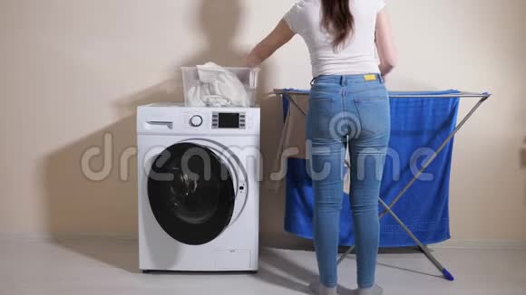 女士洗洗衣机挂在架子上视频的预览图