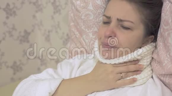 生病的女人躺在床上喷洒在喉咙里视频的预览图