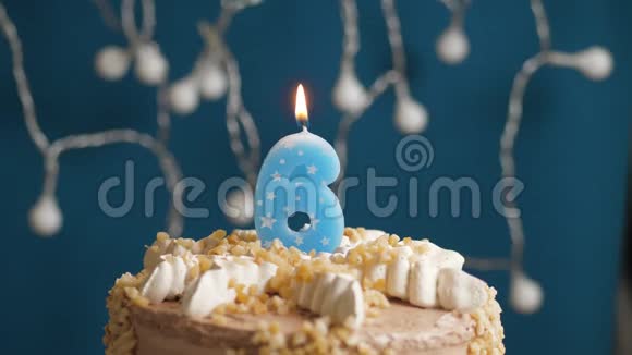 蓝背上有6号蜡烛的生日蛋糕蜡烛吹灭了慢镜头和特写镜头视频的预览图