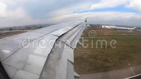 在维罗纳机场降落时从飞机上看到意大利欧洲视频的预览图