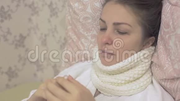病妇躺在床上喷防流鼻涕视频的预览图