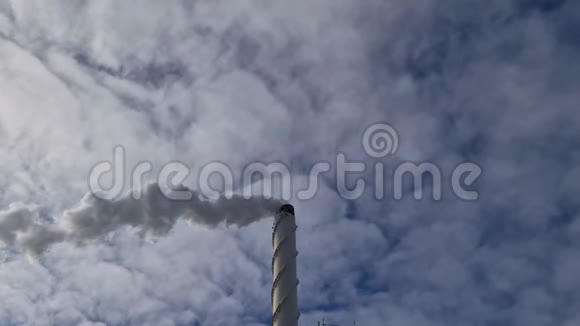 蓝天背景下烟囱冒出的白烟生态和温室效应概念视频的预览图