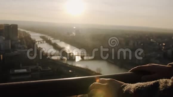 巴黎埃菲尔铁塔观景台围栏上男性手的特写镜头史诗般的日落全景慢速运动视频的预览图