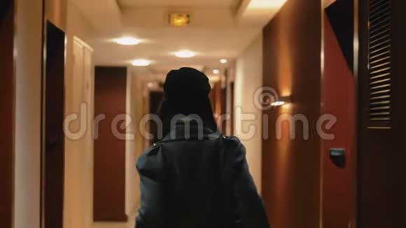 镜头跟随年轻优雅的欧洲女商人走在酒店走廊上缓慢地检查视频的预览图