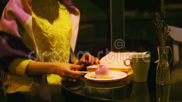 美丽的女人在夜城背景下的咖啡馆喝着杯子里的饮料库存录像迷人的梦幻女人视频的预览图