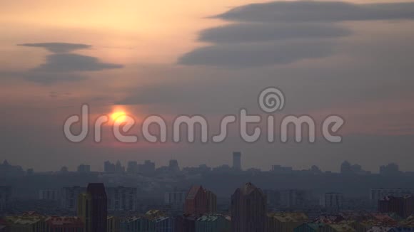 在基辅夕阳西下城市景观与戏剧性的天空对抗视频的预览图