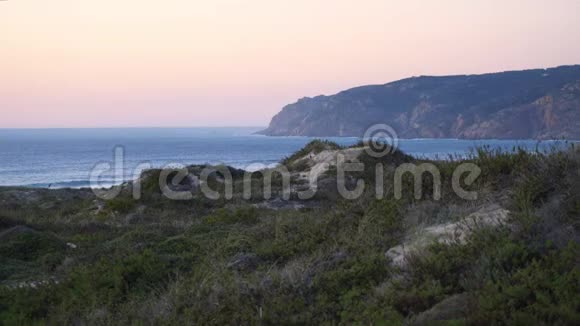 普拉亚金秋海滩沙丘和日落时的海岸线视频的预览图