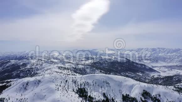 4K空中视频的森林和山脉覆盖雪土耳其的金牛山视频的预览图