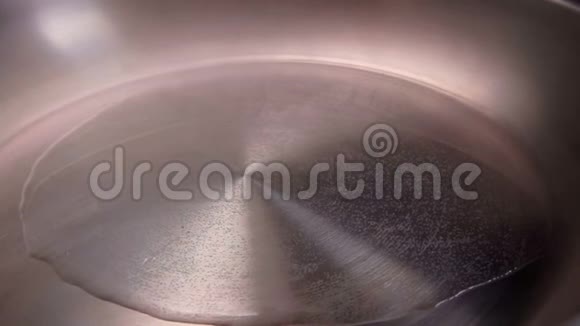 虾和胡椒粉倒在锅里的热油里视频的预览图