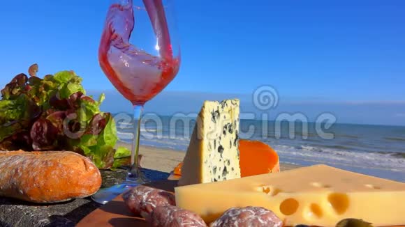 红酒倒在奶酪旁边的杯子里视频的预览图