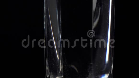 维生素C片溶解在一杯新鲜的矿泉水中在黑暗的背景下在装有氧气球的液体中泡泡丸视频的预览图