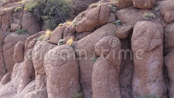 山蚀形成的红山砂岩沙漠景观亚利桑那州菲尼克斯市视频的预览图