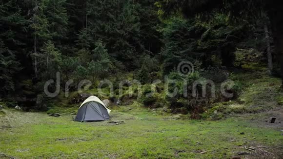 灰色帐篷露营户外视频的预览图