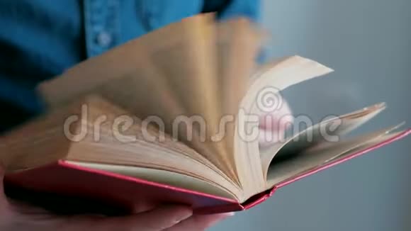这本书的页数被翻了视频的预览图