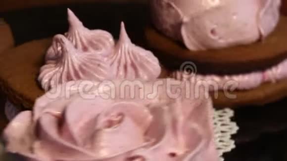由巧克力面团和蓝莓棉花糖制成的棉花糖三明治以玫瑰的形式出现安装在旋转的乙烯基上视频的预览图
