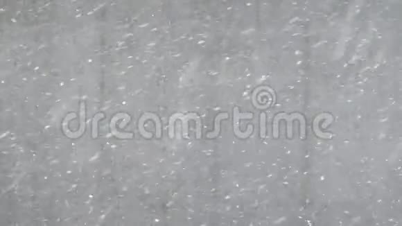 雪花从天空飘落背景中有建筑墙文字空间冬天大雪纷飞视频的预览图