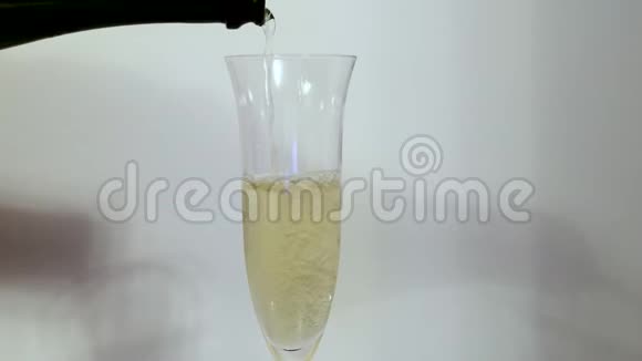 香槟被倒进背景上的酒杯里很漂亮的背景酒精概念视频的预览图