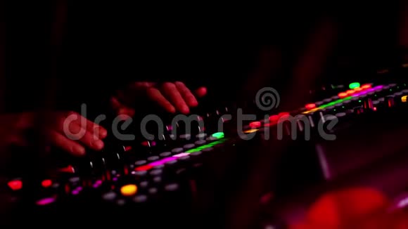 DJ音响控制台用于在迪斯科俱乐部混合舞蹈音乐和笔记本电脑双手触摸按钮滑块关门视频的预览图