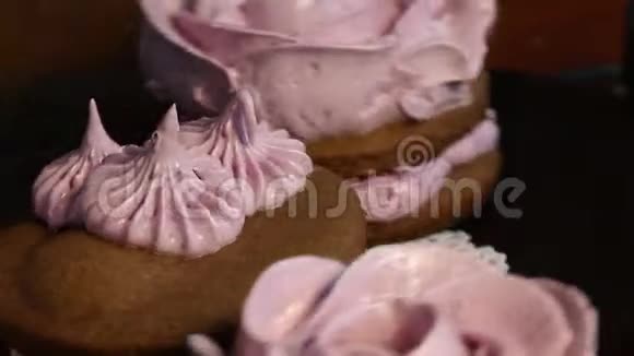 由巧克力面团和蓝莓棉花糖制成的棉花糖三明治以玫瑰的形式出现安装在旋转的乙烯基上视频的预览图