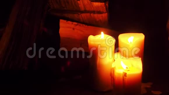 三支蜡烛在壁炉的黑暗中燃烧强烈的红色照明浪漫平均计划视频的预览图