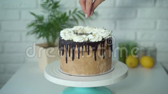 用白色奶油装饰糕点袋中的蛋糕视频的预览图